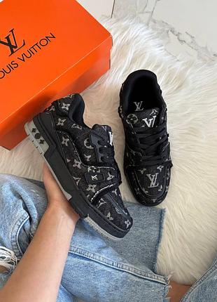 Trainer black grey logo