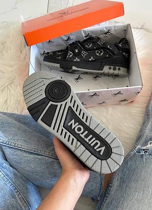 Trainer black grey logo 10