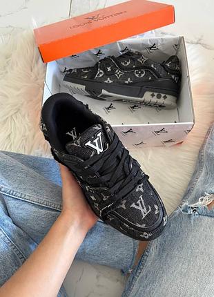 Trainer black grey logo 8