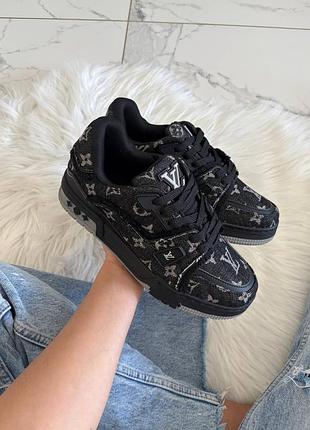 Trainer black grey logo 2
