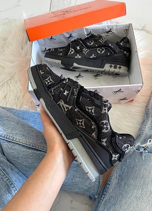 Trainer black grey logo 9