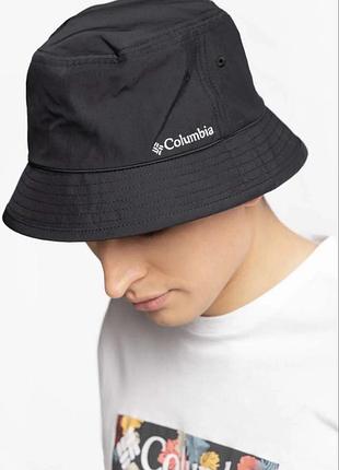 Панама columbia pine mountain ii bucket hat має білий вишитий логотип бренду на передній частині.