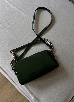 Зелена лакована сумка stradivarius