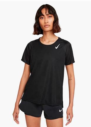 Чорна спортивна футболка від nike  розмір m оригінал