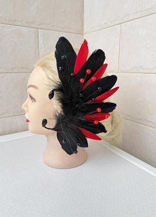 Кафа прикраса вушко вухо пірʼям пірями прикраса голову чорний чорна беранний червона