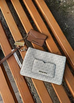 Женская клатч сумка michael michael kors из серии jet set оригинал новая ванильная много логотипов майкл корс