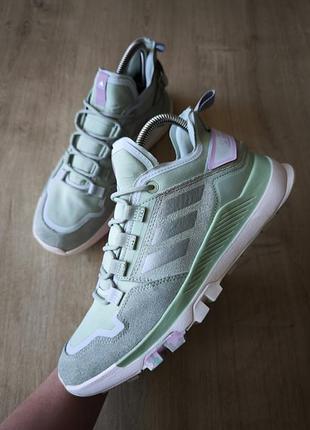 Крутые женские трекинговые кроссовки  adidas terrex, модель 2022 года, р. 40,5