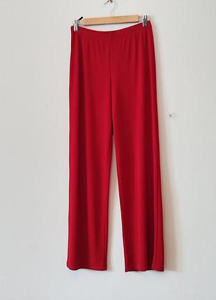 Красные женские брюки прямого кроя.style.