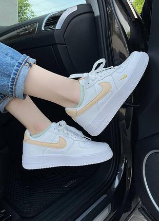 Nike air force 1 mini swoosh beige gold lux женские кожаные топовые кроссовки найк натуральная кожа белые базовые кросы форс беж деми весна осень лето