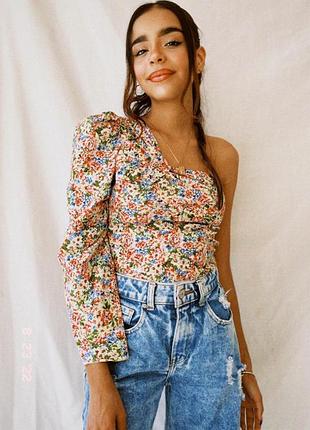 Асимметричный топ zara с ярким цветочным принтом на одно плечо и длинным объемным рукавом