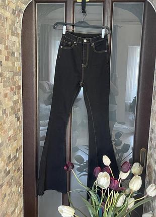 Чорні джинси-кльош
