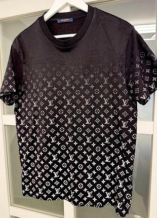 Чорна футболка louis vuitton із фірмовим монограмним принтом.
