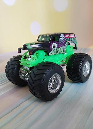 Игрушечный монстр-трак grave digger из популярной серии monster jam