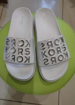 Дуже стильні шльопанці michael kors