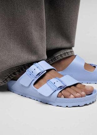 Оригінальні шльопанці birkenstock arizona eva в ексклюзивному відтінку dusty blue (ніжно-блакитний / лавандовий).