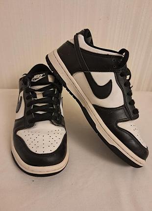 Оригінальні кросівки nike dunk low у легендарному забарвленні "panda". вічна класика, яка пасує абсолютно до всього.