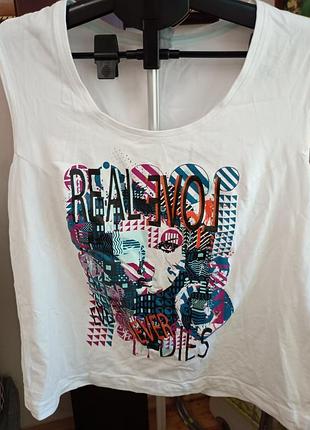 Стильна жіноча майка elos білого кольору з оригінальним яскравим pop-art принтом спереду. модель з широкими бретелями та округлим вирізом.