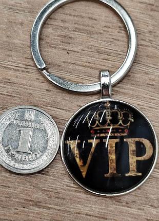 Круглий брелок на ключі vip