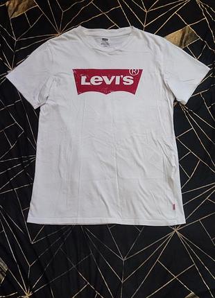 Біла футболка від levi's з фірмовим лого на грудях, ідеальний стан.