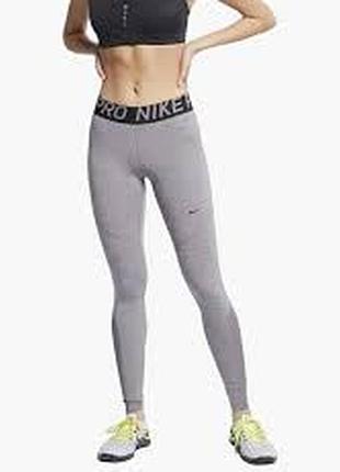 Серые леггинсы nike pro dri-fit отличаются эластичным поясом с фирменным логотипом. размер указан s.