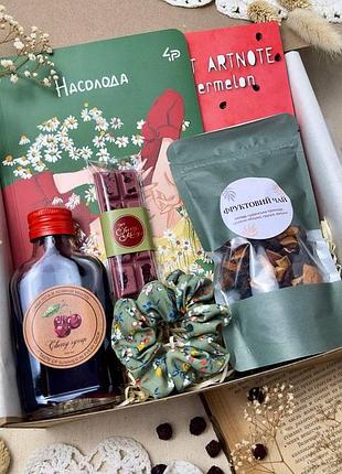 Подарунковий набір для дівчини, дівчинки, вишнева насолода, зошит, блокнот, шоколад, сироп, чай, гумка для волосся