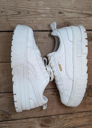 Білі кросівки на масивній платформі puma mayze classic wns