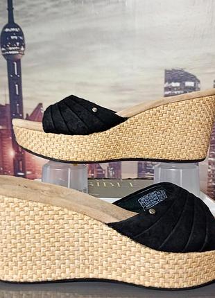 Оригінальні замшеві босоніжки/шльопанці ugg australia на плетеній танкетці.