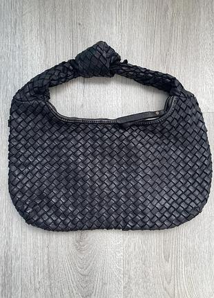 Шикарна шкіряна сумка хобо borsa in pelle в стилі bottega venetta