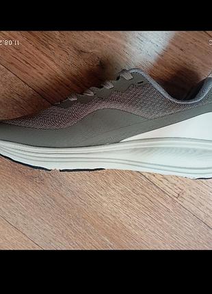 Nike revolution 8 4