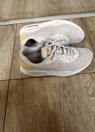 Кросівки nike білого кольору розмір 37
