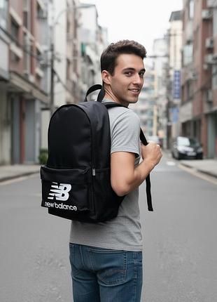 Рюкзак черный new balance с большим белым логотипом, 17х43х29 см, 21 литр