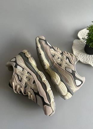 Стильные женские кроссовки asics nyc white grey