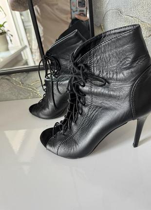 Туфлі хілс, heels