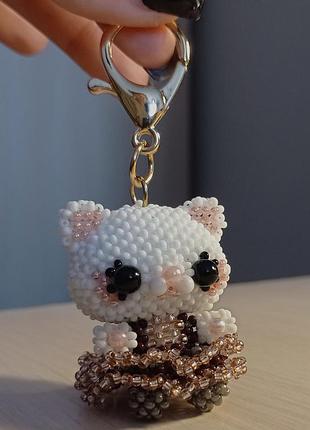 Брелок из бисера, кошечка у платья