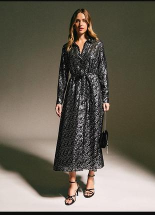 Черное платье миди фасона рубашка от new look дополнено абстрактным металлизированным узором и завязывающимся поясом на талии.