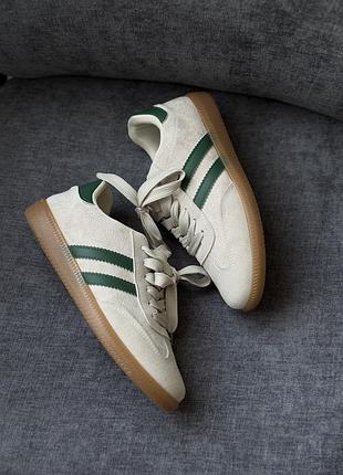 Жіночі замшеві кросівки в стилі adidas