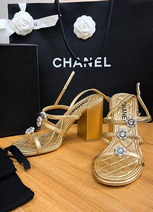 Chanel  золоті босоніжки/туфлі  з камеліями