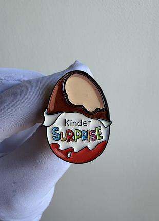 Пін значок металевий брошка kinder surprise — шоколадне яйце кіндер сюрприз