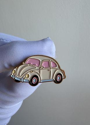 Пін значок металевий брошка машина білий volkswagen beetle жук — ретро автомобіль з рожевими деталями