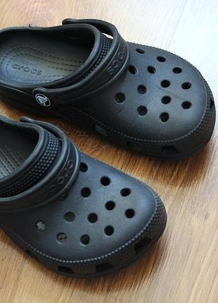 Унісекс дитячі босоніжки сандалі класичні чорні сабо crocs модель classic clog