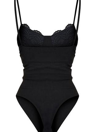 Чорний боді prettylittlething зі вставками мережива на грудях розмір l-xl