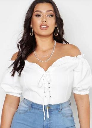 Белый топ-блуза с открытыми плечами на шнуровке boohoo