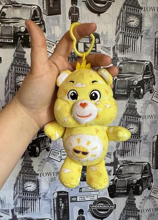М'яку іграшку-брелок funshine bear (ведмедик сонечко) із серії care bears (дбайливі ведмедики) у вигляді мініплюшевого денглера/кліпси