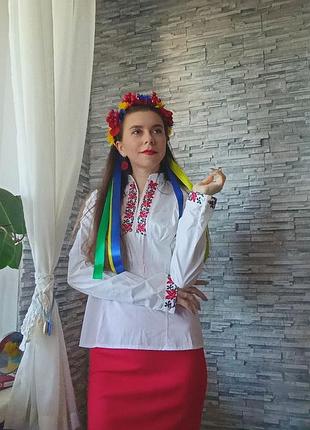Нежная белая рубашка с традиционной вышивкой