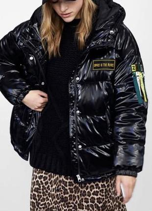 Лаковая виниловая куртка пуффер zara