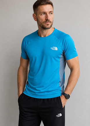 Яскраво-блакитна спортивна футболка the north face . спортивна футболка блакитного кольору. футболка the north face . розмір s