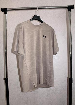 Технологічна спортивна футболка under armour iso-chill / jacquard camo — бежева