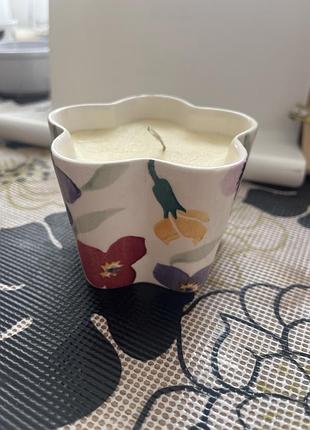 Свічка з колекції wallflower від відомого британського бренду emma bridgewater. вона виконана у формі квітки та розписана вручну