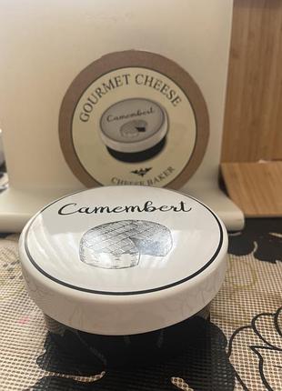 Керамічна форма для запікання «gourmet cheese cheese baker» від creative tops, призначена для зручного приготування гарячого камамберу.