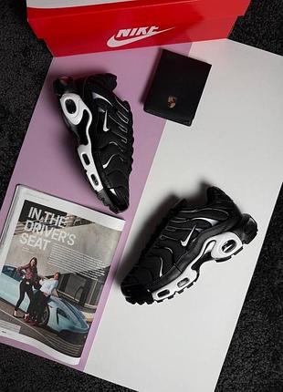 Жіночі кросівки nike air max plus black white